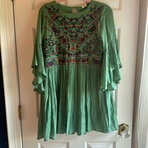 Umgee sage green floral embroidered tunic Size M